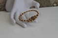Bracelet s (monté sur fil à mémoire de forme) en perles de verre-perles de bois aux couleurs beige-dorée et rouge modèle 