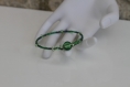 Bracelet s(monté sur fil à mémoire de forme)en cristal de bohème-perles de verre vert modèle 