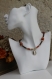 Collier pendentif camée srass et perles de bois dans un camaïeu de marron et beige modèle 