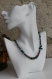 Collier perles nacrées et perles semi-précieuses teintées gris-vert modèle 