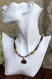 Collier pendentif oeil de tigre-noix de coco-bois marron et or modèle 