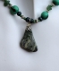 Collier pendentif smaragdite-aventurine-graine-bois dans un dégradé de vert modèle 