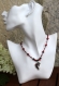 Collier pendentif emaux-corail-hématite-verre rouge-noir-blanc modèle 