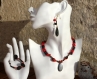 Parure collier pendentif-bracelet-boucles d'oreilles hématite-nacre-swarovski-verre de bohème-graines rouge et noire modèle 