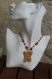 Collier pendentif os-bois-graine aux couleurs ivoire-marron et orange modèle 