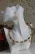Parure ras-du-cou et boucles d'oreilles en perles de métal-bois aux couleurs bronze et or modèle 