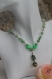 Parure boucles d'oreilles-collier péridot-pendentif verre-perles acryliques aux couleurs dominantes verte et blanche modèle 