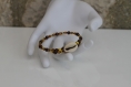 Bracelet s (monté sur fil à mémoire de forme) perles de verre-perles de bois aux couleurs or-marron et jaune modèle 
