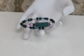 Bracelet s (monté sur fil à mémoire de forme) en perles de bois vertes et perles de verre lilas modèle 