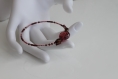 Bracelet s (monté sur fil à mémoire de forme) en perles de verre rouges modèle 