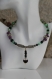 Ras-du-cou pendentif verre-perles semi précieuses teintées-perles métal aux couleurs mauve-verte et noire modèle 