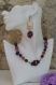 Parure collier-boucles d'oreilles en perles semi-précieuses teintées et verre  bleu roy et rose modèle 