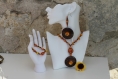 Parure collier pendentif-bracelet-boucles d'oreilles noix de coco-semi précieuses teintées-bois-marron-orange-jaune modèle 
