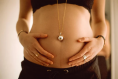 Bola de grossesse coeur or lisse initiale lettre personnalisable avec pompon cadeau maman enceinte gemolia