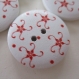 8 boutons en bois, rond, dessins rouge sur fond blanc - 30 mm