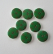 8 boutons en bois, rond, dessins rouge sur fond vert - 30 mm