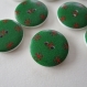 8 boutons en bois, rond, dessins rouge sur fond vert - 30 mm