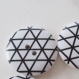 4 boutons en bois, rond, dessins de traits noir sur fond blanc - 30 mm