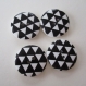 4 boutons en bois, rond, dessins de triangles noir et blanc - 30 mm