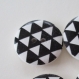 4 boutons en bois, rond, dessins de triangles noir et blanc - 30 mm