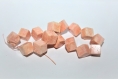 Perles en corail teinté forme cube / ton saumon clair