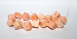 Perles en corail teinté forme cube / ton saumon clair