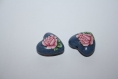 Deux perles coeurs polymère fleuri rose fond bleu foncé