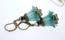 Boucles d'oreilles fleur lucite bleu turquoise et apprêts bronze
