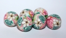 Paire /deux perles rondes de 13mm en polymère / motif fleuri rose vert blanc