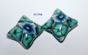 Perles polymère fleuries tons bleus sur fond ivoire forme coussins  / la paire