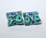 Perles polymère fleuries tons bleus sur fond ivoire forme coussins  / la paire