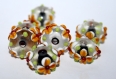 Perles en verre rondelles fleuries en relief  / la paire