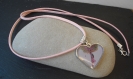Tour de cou suédine rose avec pendentif en métal inoxydable en forme de coeur