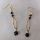 Boucles d'oreilles ovale or, perles noires en obsidienne avec crochets argent 925 antiallergéniques.