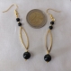 Boucles d'oreilles ovale or, perles noires en obsidienne avec crochets argent 925 antiallergéniques.