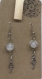 Boucles d’oreille pendantes clé et perle blanche