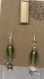 Boucles d’oreille pendantes dépareillées nichoir et oiseau et perles vertes
