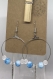 Boucles d’oreille pendantes sur cercles perles turquoise et breloque plume