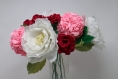 Bouquet de fleurs en papier avec hortensias roses, pivoines blanches et roses rouges - fait main en france