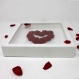 Coeur fait avec des roses rouges en papier dans un cadre vitrine une jolie d