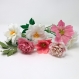 Composition florale de fleurs roses et blanches faites main en papier crépon dans un vase en carton