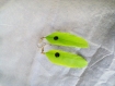Boucle d oreille en plume vert anis 