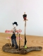 Figurine charlie chaplin cadeau fan cinéma muet charlot banc canne sculpture en ficelle et papier création fil kraft armé sur bois flotté