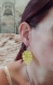 Boucles d'oreilles en résine jaunes avec fleurs séchées