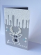 Carte de voeux bonne année en 3d tête de renne paillettes argent étoiles papier blanc texturé neige fond gris 