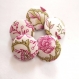 Boutons 26 mm x 5 recouverts de tissu fleuri rose et vert fond blanc