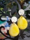Boucles d'oreilles en résine epoxy couleur jaune et blanche, forme biseautée