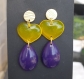Boucles d'oreilles en résine epoxy teintées jaune et violet. bijou artisanal fait mains