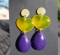 Boucles d'oreilles en résine epoxy teintées jaune et violet. bijou artisanal fait mains