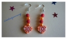 Boucles d'oreille perles et coeur pâte polymère motif fleurs orange, rouge et blanche. 